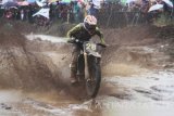 Crosser Yoshua Pattipi dari tim Emana Kawasaki JMS AHRS Malang Dunlop KYT A memacu motor trail dalam putaran kedua Kejurnas Motocross Indonesia 2016 kelas MX2 di sirkuit Pantai Prigi, Trenggalek, Jawa Timur, Sabtu (12/11). Grand Final Kejurnas Motocross Indonesia kelas MX2 itu dimenangi Crosser Andre Sondakh dari tim Djagung Pertamax Racing Dunlop Orca Husky Husqvarna asal Jawa Timursekaligus menyabet juara umum kelas MX2 melahap 14 lap yang dilombakan di sirkuit sepanjang 1.200 meter dengan catatan waktu 29::56,526 detik. Antara Jatim/Destyan Sujarwoko/zk/16