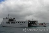 Sebuah kapal angkut serbaguna 'Landing Craft Untility (LCU)-1' keluar dari buritan KRI Banda Aceh-593 yang melakukan lego jangkar diperairan Teluk Hauraki, Auckland, Selandia Baru, Sabtu (12/6). Kegiatan tersebut sebagai koordinasi selama untuk mengikuti latihan bersama (latma) Asean Defence Ministry Meeting (ADMM) Plus FTX on Maritime Security Mahi Tangaroa 2016 dan International Naval Review (INR) 2016. Antara Jatim/M Risyal Hidayat/zk/16