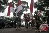 Sejumlah prajurit Korps Marinir TNI AL membawa bendera saat napak tilas di Pemalang, Jawa Tengah, Minggu (13/11). Napak tilas HUT ke-71 Korps Marinir TNI AL sepanjang 4,5 kilometer tersebut untuk mengenang kembali rute perjuangan prajurit Corps Marinir (CM) Corps Armada (CA) yang merupakan embrio prajurit Korps Marinir TNI AL. ANTARA FOTO/Oky Lukmansyah/wdy/16.