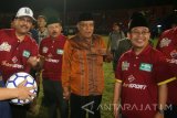 Ketua umum pengurus besar Nahdlatul Ulama Said Aqil Siradj (tengah) didampingi Wakil Gubernur Jawa Timur Saifullah Yusuf (kiri) menghadiri pembukaan 'Santri Soccer Gubernur Jatim Cup' di Stadion Brawijaya, Kota Kediri, Jawa Timur, Sabtu (12/11) malam. Pertandingan sepak bola santri memperebutkan piala gubernur Jatim yang akan berlangsung hingga 19 Desember tersebut diikuti oleh 16 pondok pesantren se-Jatim. Antara Jatim/Prasetia Fauzani/zk/16