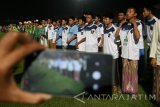 Sejumlah santri mengikuti defile saat pembukaan 'Santri Soccer Gubernur Jatim Cup' di Stadion Brawijaya, Kota Kediri, Jawa Timur, Sabtu (12/11) malam. Pertandingan sepak bola santri memperebutkan piala gubernur Jatim yang akan berlangsung hingga 19 Desember tersebut diikuti oleh 16 pondok pesantren se-Jatim. Antara Jatim/Prasetia Fauzani/zk/16