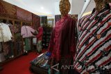 Penjual menata baju batik saat Sparkling Surabaya Tourism Fiesta di Surabaya, Jawa Timur, Minggu (13/11). Berbagai macam kegiatan baik pameran makanan dan non makanan serta hiburan alternatif bagi masyarakat tersebut digelar oleh Fakultas Pariwisata jurusan Hotel and Tourism Business Universitas Ciputra bekerjasama dengan PT Pelindo III. Antara Jatim/Didik Suhartono/zk/16