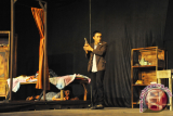 Dua pemain Teater Selatan Jogja dari Institut Seni Indonesia (ISI) Yogyakarta mementaskan lakon 