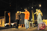 Empat pemain Teater Selatan Jogja dari Institut Seni Indonesia (ISI) Yogyakarta mementaskan lakon 