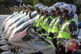 Personil Polri mengikuti apel  gelar pasukan dalam rangka Operasi Zebra Rencong tahun 2016 di Mapolda Aceh, Banda Aceh, Rabu (16/11).  Operasi Zebra Rencong tahun 2016 yang berflangsung selama dua pekan  di Aceh  itu dalam rangka Cipta Kondisi, meningkatkan kesadaran berlalulintas dan menekan angka kecelakaan. ANTARA Aceh/Ampelsa/16
