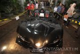 Pengunjung menyaksikan mobil listirk jenis 'supercar' Lowo Ireng karya tim mobil listrik nasional (Molina) Institut Teknologi Sepuluh Nopember (ITS) saat ITS Expo 2016 di Surabaya, Jawa Timur, Rabu (16/11). Kegiatan ITS Expo 2016 yang berlangsung mulai 16-19 November tersebut mengusung tema 