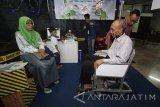 Pengunjung mencoba inovasi kursi roda listrik dengan pengendali gerak leher buatan mahasiswa teknik elektro Institut Teknologi Sepuluh Nopember (ITS) saat ITS Expo 2016 di Surabaya, Jawa Timur, Rabu (16/11). Kegiatan ITS Expo 2016 yang berlangsung mulai 16-19 November tersebut mengusung tema 'Ekspresi Optimisme' dan bertujuan untuk mengenalkan berbagai teknologi terbaru yang diharapkan dapat digunakan untuk menyelesaikan permasalahan di masyarakat dan industri. Antara Jatim/Moch Asim/zk/16