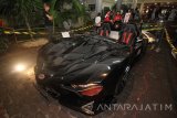 Pengunjung menyaksikan mobil listirk jenis 'supercar' Lowo Ireng karya tim mobil listrik nasional (Molina) Institut Teknologi Sepuluh Nopember (ITS) saat ITS Expo 2016 di Surabaya, Jawa Timur, Rabu (16/11). Kegiatan ITS Expo 2016 yang berlangsung mulai 16-19 November tersebut mengusung tema 