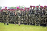 Komandan Pasmar-1 Brigjen TNI (Mar) Lukman, S.T., M.Si (Han) melakukan pemeriksaan pasukan saat Serah Terima Jabatan Tujuh Komandan Satuan Pasmar-1 di Mako Pasmar-1 Gedangan, Sidoarjo, Kamis (17/11). Dalam serah terima jabatan tersebut jabatan Dandenma Pasmar-1 diserahkan dari Letkol Marinir Idi Rizaldi kepada Mayor Marinir Riyadi,  jabatan Danyonmarhanlan V Surabaya diserahkan dari Letkol Marinir Dwi Aryanto Wibowo kepada Mayor Marinir Agus Hariyanto, jabatan Danyonmarhanlan VI Makassar diserahkan dari Letkol Marinir Wempi kepada Mayor Marinir Danang Ary Setiawan, jabatan Danyonmarhanlan VIII Bitung diserahkan dari Letkol Marinir Alexander CW kepada Mayor Marinir Arip Supriyadi, S.H, jabatan Danyonmarhanlan IX Ambon dari Letkol Marinir Trio Frederamsy Sumantri kepada Letkol Marinir Teguh Santoso, jabatan Danyonmarhanlan X Jayapura diserahkan dari Letkol Marinir Marthin Luther Ginting kepada Mayor Marinir Sugeng Purwanto dan jabatan Danyonmarhanlan XIV Sorong diserahkan dari Letkol Marinir Ridwan Aziz kepada Mayor Hariyono Masturi.Antara Jatim/Serka Mar Kuwadi/zk/16