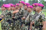 Komandan Pasmar-1 Brigjen TNI (Mar) Lukman, S.T., M.Si (Han) (kiri) memasang pangkat Komando kepada Letkol Marinir Teguh Santoso saat upacara Serah Terima Jabatan Tujuh Komandan Satuan Pasmar-1 di Mako Pasmar-1 Gedangan, Sidoarjo, Kamis (17/11). Dalam serah terima jabatan tersebut jabatan Dandenma Pasmar-1 diserahkan dari Letkol Marinir Idi Rizaldi kepada Mayor Marinir Riyadi,  jabatan Danyonmarhanlan V Surabaya diserahkan dari Letkol Marinir Dwi Aryanto Wibowo kepada Mayor Marinir Agus Hariyanto, jabatan Danyonmarhanlan VI Makassar diserahkan dari Letkol Marinir Wempi kepada Mayor Marinir Danang Ary Setiawan, jabatan Danyonmarhanlan VIII Bitung diserahkan dari Letkol Marinir Alexander CW kepada Mayor Marinir Arip Supriyadi, S.H, jabatan Danyonmarhanlan IX Ambon dari Letkol Marinir Trio Frederamsy Sumantri kepada Letkol Marinir Teguh Santoso, jabatan Danyonmarhanlan X Jayapura diserahkan dari Letkol Marinir Marthin Luther Ginting kepada Mayor Marinir Sugeng Purwanto dan jabatan Danyonmarhanlan XIV Sorong diserahkan dari Letkol Marinir Ridwan Aziz kepada Mayor Hariyono Masturi.Antara Jatim/Serka Mar Kuwadi/zk/16