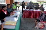 Pengendara sepeda motor yang melanggar aturan berlalu lintas menjalani sidang tilang di tempat saat Operasi Zebra Agung 2016 di kawasan Sudirman, Kota Denpasar, Bali, Kamis (17/11). Operasi Zebra 2016 digelar serentak pada 16-29 November 2016 di seluruh wilayah Indonesia. ANTARA FOTO/Fikri Yusuf/wdy/16.