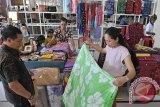 Pengunjung melihat kain khas Bali dalam Bali Industri Kecil Menengah (IKM) / Usaha Kecil Menengah (UKM) dan Industri Kreatif Expo 2016 di Denpasar, Kamis (17/11). Pameran terbesar pertama kalinya tersebut untuk meningkatkan pertumbuhan IKM/UKM yang menghasilkan produk unggulan daerah masing-masing sehingga mampu bersaing di pasar bebas ASEAN dan perdagangan global. ANTARA FOTO/Nyoman Budhiana/i018/2016.