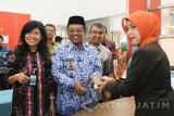 CEO BNI Kanwil Malang Yessy Kurnia Dyah (kiri) berbincang dengan Bupati Pacitan Indartato (tengah) seusai mengisi formulir pembukaan rekening Bank BNI saat peresmian Kantor Cabang BNI Pacitan di Pacitan, Jawa Timur, Kamis (17/11). Dengan diresmikannya Kantor BNI cabang Pacitan yang sebelumnya berstatus sebagai Kantor Cabang Pembantu (KCP) tersebut diharapkan dapat meningkatkan layanan perbankan dan menggarap potensi bisnis dan ekonomi yang ada di wilayah Pacitan. Antara Jatim/Rahmat Nasution/zk/16