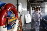 Asrena Kepala Staf TNI Angkatan Laut Laksamana Muda TNI Achmad Taufiqoerrochman memberikan hormat ketika akan meninggalkan KRI Banda Aceh-593 yang sandar di Dermaga Queens Wharf, Auckland, Selandia Baru, Jumat (18/11). Kegiatan tersebut merupakan salah satu bagian dari latihan praktek (lattek) pelayaran Kartika Jala Krida (KJK), latihan bersama (latma) Asean Defence Ministry Meeting (ADMM) Plus FTX on Maritime Security Mahi Tangaroa dan International Naval Review (INR) 2016.Antara Jatim/M. Risyal Hidayat/zk/16