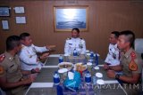 Asrena Kepala Staf TNI Angkatan Laut Laksamana Muda TNI Achmad Taufiqoerrochman (kedua kiri) didampingi Komandan KRI Banda Aceh-593 Letkol Laut (P) Budi Santosa (tengah) dan Dandenma Mabesal Kolonel Mar Endi Supardi (kedua kanan) memberikan pengarahan didepan Taruna Akademi Angkatan Laut (AAL) tingkat III angkatan LXIII digeladak heli KRI Banda Aceh-593 yang sandar di Dermaga Queens Wharf, Auckland, Selandia Baru, Jumat (18/11). Kegiatan tersebut merupakan salah satu bagian dari latihan praktek (lattek) pelayaran Kartika Jala Krida (KJK), latihan bersama (latma) Asean Defence Ministry Meeting (ADMM) Plus FTX on Maritime Security Mahi Tangaroa dan International Naval Review (INR) 2016.Antara Jatim/M. Risyal Hidayat/zk/16