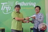 CEO PT Citilink Indonesia Albert Burhan (kiri) menyerahkan replika pesawat Citilink kepada perwakilan GoQuo Indonesia, Suzane Widiastuti saat peluncuran Citilink Trip di Jimbaran, Bali, Jumat (18/11). Peluncuran layanan baru dari maskapai Citilink tersebut ditargetkan dapat memajukan pariwisata di berbagai daerah di Indonesia. Antara Foto/Nyoman Budhiana/i018/2016.