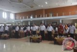 Para peserta menyanyikan lagu Kebangsaan Indonesia Raya sebelum dimulainya kegiatan Workshop Smart Teaching di GSG Koba, Rabu (16/11). (Foto Antara/ Ahmadi)