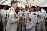 Komandan KRI Banda Aceh-593 Letkol Laut (P) Budi Santosa (kedua kanan) berbincang dengan Kepala Staf Angkatan Laut Selandia Baru Rear Admiral (RADM) John Martin (kiri) disela-sela peringatan Hari Jadi ke-75 Angkatan Laut Selandia Baru (international Naval Review) di The Cloud, Auckland, Selandia Baru, Jumat (18/11). Kegiatan tersebut juga serangkaian dari pelayaran muhibah Kartika Jala Krida (KJK) 2016 Taruna Akademi Angkatan Laut (AAL) tingkat III angkatan LXIII, dan latihan bersama (latma) Asean Defence Ministry Meeting (ADMM) Plus FTX on Maritime Security Mahi Tangaroa 2016.  Antara jatim/M Risyal Hidayat/zk/16