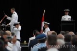 Asrena Kepala Staf TNI Angkatan Laut Laksamana Muda TNI Achmad Taufiqoerrochman (kanan) menerima bendera Merah Putih ketika upacara peringatan Hari Jadi ke-75 Angkatan Laut Selandia Baru (international Naval Review) di The Cloud, Auckland, Selandia Baru, Jumat (18/11). Kegiatan tersebut juga serangkaian dari pelayaran muhibah Kartika Jala Krida (KJK) 2016 Taruna Akademi Angkatan Laut (AAL) tingkat III angkatan LXIII, dan latihan bersama (latma) Asean Defence Ministry Meeting (ADMM) Plus FTX on Maritime Security Mahi Tangaroa 2016.  Antara Jatim/M Risyal Hidayat/zk/16