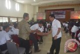 Plt Bupati Bangka Tengah, Ibnu Saleh menyalami para guru sebagai peserta Workshop Smart Teaching di GSG Koba, Rabu (16/11). (Foto Antara/ Ahmadi)