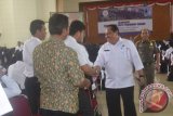 Sekda Bangka Tengah, Sugianto menyalami para guru sebagai peserta Workshop Smart Teaching di GSG Koba, Rabu (16/11). (Foto Antara/ Ahmadi)