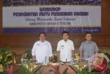 Plt Bupati Bangka Tengah, Ibnu Saleh (tengah)dan nara sumber dalam kegiatan Workshop Smart Teaching di Gedung GSG Koba, Rabu (16/11). (Foto Antara/ Ahmadi) 