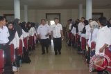 Plt Bupati Bangka Tengah, Ibnu Saleh dan Sekda Bangka Tengah, Sugianto disambut ratusan guru dalam acara Workshop Smart Teaching di Gedung GDG Koba, Rabu (16/11). (Foto Antara/ Ahmadi)