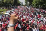 Ribuan orang dari berbagai organisasi dan daerah mengikuti Parade Bhineka Tunggal Ika di kawasan bundaran Patung Arjuna Wijaya, Jakarta, Sabtu (19/11). Parade tersebut untuk menunjukan kembali identitas bangsa Indonesia sebagai Bineka Tunggal Ika, serta untuk menciptakan suasana yang damai. ANTARA FOTO/M Agung Rajasa/wdy/16