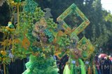 Peserta mengikuti Best Situbondo Carnival (BSC) ke-3 di Situbondo, Jawa Timur, Minggu (20/11). BSC tahun ini bertema Islam Nusantara yang menampilkan enam defile berkostum nuansa Islami yakni Ancak Agung, Kesultanan Sumatra, Kota Santri, Ketupat, Kerajaan Islam, dan Wayang Kulit. Antara Jatim/Seno/zk/16.