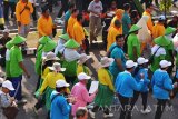 Sejumlah peserta jalan sehat memakai kostum unik saat acara 'Sosialisasi Cegah Diabetes Mellitus' di Surabaya, Minggu (20/11). Dalam rangka memperingati Hari Diabetes Sedunia, BPJS Kesehatan bekerja sama dengan Persatuan Diabetes Indonesia (Persadia) salah satunya menggelar jalan sehat serta mensosialisasikan  kewaspadaan global dan mengajak seluruh masyarakat menggiatkan berbagai aktivitas demi mencegah penyakit Diabetes Mellitus. Antara Jatim/Abdullah Rifai/zk/16