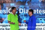 Kepala  BPJS Kesehatan Cabang Utama Surabaya, Mokhamad Cucu Zakaria berbincang dengan Kepala Seksi Wabah dan Bencana Dinas Kesehatan Surabaya, Dr Ponco Nugroho Bangun saat acara 'Sosialisasi Cegah Diabetes Mellitus' di Surabaya, Minggu (20/11). Dalam rangka memperingati Hari Diabetes Sedunia, BPJS Kesehatan bekerja sama dengan Persatuan Diabetes Indonesia (Persadia) mensosialisasikan  kewaspadaan global dan mengajak seluruh masyarakat menggiatkan berbagai aktivitas demi mencegah penyakit Diabetes Mellitus. Antara Jatim/Abdullah Rifai/zk/16