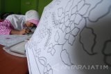 Peserta mewarnai pola batik saat lomba mewarnai dan membuat desain batik di kantor Disperindag Pamekasan, Jawa Timur, Minggu (20/11). Lomba yang diikuti siswa tingkat SD. SMP dan SMA serta Umum dan Profesional itu selain untuk mengenalkan batik kepada masyarakat sejak usia dini juga guna menumbuhkan kreatifitas desain kreatif baru dikalangan pelaku usaha batik. Antara Jatim/Saiful Bahri/zk/16