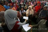 Sejumlah warga antre menunggu panggilan guna mengikuti pap smear massal di gor Jayabaya, Kota Kediri, Jawa Timur, Sabtu (19/11). Pemeriksaan deteksi dini kanker serviks yang diikuti oleh sedikitnya seribu orang tersebut guna memperingati Hari Kesehatan Nasional sekaligus pemecahan rekor Muri pemeriksaan pap smear terbanyak. Antara Jatim/Prasetia Fauzani/zk/16