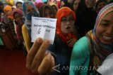 Warga memperlihatkan kupon pengambilan hasil tes kesehatan usai mengikuti pemeriksaan pap smear massal di gor Jayabaya, Kota Kediri, Jawa Timur, Sabtu (19/11). Pemeriksaan deteksi dini kanker serviks yang diikuti oleh sedikitnya seribu orang tersebut guna memperingati Hari Kesehatan Nasional sekaligus pemecahan rekor Muri pemeriksaan pap smear terbanyak. Antara jatim/Prasetia Fauzani/zk/16