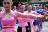 Sejumlah gadis berpakaian tradisional mengikuti rangkaian ritual bersih nagari di Tulungagung, Jawa Timur, Jumat (18/11). Tradisi bersih nagari itu digelar dalam rangka memperingati hari jadi ke-811 Kabupaten Tulungagung sekaligus melestarikan budaya daerah serta ungkapan rasa syukur kepada Tuhan YME. Antara Jatim/Destyan Sujarwoko/zk/16