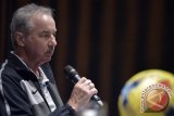 Alfred Riedl: Laga 