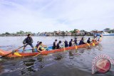 Bupati Hulu Sungai Selatan (HSS) H. Achmad Fikry membuka secara resmi kegiatan Lomba Dayung Perahu Naga se Kalimantan Selatan tahun 2016 dalam rangka memperingati Hari Jadi Kabupaten HSS ke-66 di Pelabuhan Negara, Desa Tumbukan Banyu, Kecamatan Daha Selatan, Kabupaten Hulu Sungai Selatan, Minggu (20/11/2016). Foto:Antaranews Kalsel/Fatturahman/G.