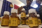 Pekerja menunjukan produk madu dalam kemasan yang dipamerkan saat digelar Indonesia Bagian Timur (IBT) Expo di Surabaya, Jawa Timur, Senin (21/11). Pameran yang menampilkan produk ekonomi unggulan kawasan timur Indonesia tersebut diharapkan dapat mendongkrak pertumbuhan ekonomi kawasan tersebut. Antara jatim/Zabur Karuru/zk/16