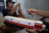 Pengrajin membuat kerajinan miniatur kereta api di industri rumahan di Sidoarjo, Jawa Timur, Senin (21/11). Miniatur Kereta api tersebut dijual Rp70.000 - Rp85.000 per biji dan di kirim ke Jawa Barat serta Jakarta. Antara Jatim/Umarul Faruq/zk/16