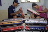 Pengrajin membuat kerajinan miniatur kereta api di industri rumahan di Sidoarjo, Jawa Timur, Senin (21/11). Miniatur Kereta api tersebut dijual Rp70.000 - Rp85.000 per biji dan di kirim ke Jawa Barat serta Jakarta. Antara Jatim/Umarul Faruq/zk/16