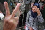 Seorang pasien menjalani pemeriksaan ketajataman penglihatan (visus) sebelum menjalani operasi katarak gratis di RS Brawijaya, Surabaya, Jawa Timur, Senin (21/11). Kegiatan operasi katarak gratis yang diikuti oleh ratusan warga dari berbagai daerah di Jawa Timur tersebut dalam rangka memperingati HUT ke-68 Kodam V/Brawijaya. Antara Jatim/Moch Asim/zk/16