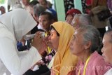 Seorang dokter memeriksa pupil mata pasien sebelum menjalani operasi katarak gratis di RS Brawijaya, Surabaya, Jawa Timur, Senin (21/11). Kegiatan operasi katarak gratis yang diikuti oleh ratusan warga dari berbagai daerah di Jawa Timur tersebut dalam rangka memperingati HUT ke-68 Kodam V/Brawijaya. Antara Jatim/Moch Asim/zk/16