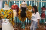 Panitia menata busana yang dipajang dalam Pameran Potensi Ekonomi Kreatif Bidang Fesyen di Malang, Jawa Timur, Senin (21/11). Pameran yang berlangsung selama satu bulan tersebut menampilkan sejumlah karya kreatif dari berbagai bidang untuk menunjang pertumbuhan usaha kecil menengah (UKM). Antara Jatim/Ari Bowo Sucipto/16.