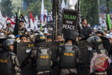 Ribuan orang saat melakukan unjuk rasa empat November di Jakarta, Jumat (4/11/16). Aksi tersebut menuntut pemerintah untuk mengusut dugaan penistaan agama. (ANTARA FOTO/M Agung Rajasa/Dok).