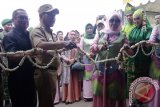 Bupati Tapin H.M. Arifin Arphan bersama Ketua TP. PKK Tapin Hj. Ratna Ellyani menggunting pita sebagai tanda dibukanya pameran Tapin Expo 2016 yang di laksanakan di area Rantau Baru, Rantau. Senin 21 November 2016. Foto:Antaranews Kalsel/M.H.Asyari/G.