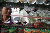 Pedagang menata ikan Cupang siap jual yang dikemas ke dalam kantung plastik di Surabaya, Jawa Timur, Senin (21/11). Menurut pedagang memasuki musim penghujan ikan Cupang seharga Rp5.000 - Rp7.000 per ekor tersebut banyak dicari warga sebagai predator jentik-jentik nyamuk. Antara Jatim/Prasetia Fauzani/zk/16