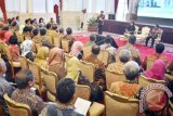 Presiden Joko Widodo didampingi Menkeu Sri Mulyani Indrawati (tengah) dan Seskab Pramono Anung (kanan) memberikan arahan saat pembukaan Rapat Koordinasi Nasional (Rakornas) Badan Layanan Umum (BLU) di Istana Negara, Jakarta, Selasa (22/11). Presiden menegaskan bahwa bentuk pengelolaan BLU oleh instansi pemerintah harus mengedepankan kualitas pelayanan dengan harga yang terjangkau bagi masyarakat umum. ANTARA FOTO/Yudhi Mahatma/wdy/16