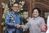 Ketua Umum PDI-Perjuangan Megawati Soekarnoputri (kanan) berjabat tangan dengan Ketua Umum PAN Zulkifli Hasan (kiri) saat melakukan pertemuan di Jakarta, Selasa (22/11). Pertemuan tersebut merupakan silaturahmi antara kedua pimpinan partai sekaligus untuk membicarakan dinamika kebangsaan. ANTARA FOTO/Muhammad Adimaja/wdy/16
