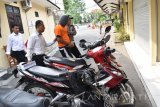 Polisi menggelandang tersangka Yugos (berpenutup wajah) saat rilis penjembretan di Mapolresta Madiun, Jawa Timur, Senin (21/11). Polisi menangkap Yugos karena sering melakukan penjambretan terhadap korban pengendara sepeda motor sedikitnya di sepuluh lokasi dengan hasil rampasan uang dan berbagai barang. Antara Jatim/Siswowidodo/zk/16