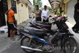 Polisi menggelandang tersangka Yugos (berpenutup wajah) saat rilis penjembretan di Mapolresta Madiun, Jawa Timur, Senin (21/11). Polisi menangkap Yugos karena sering melakukan penjambretan terhadap korban pengendara sepeda motor sedikitnya di sepuluh lokasi dengan hasil rampasan uang dan berbagai barang. Antara Jatim/Siswowidodo/zk/16